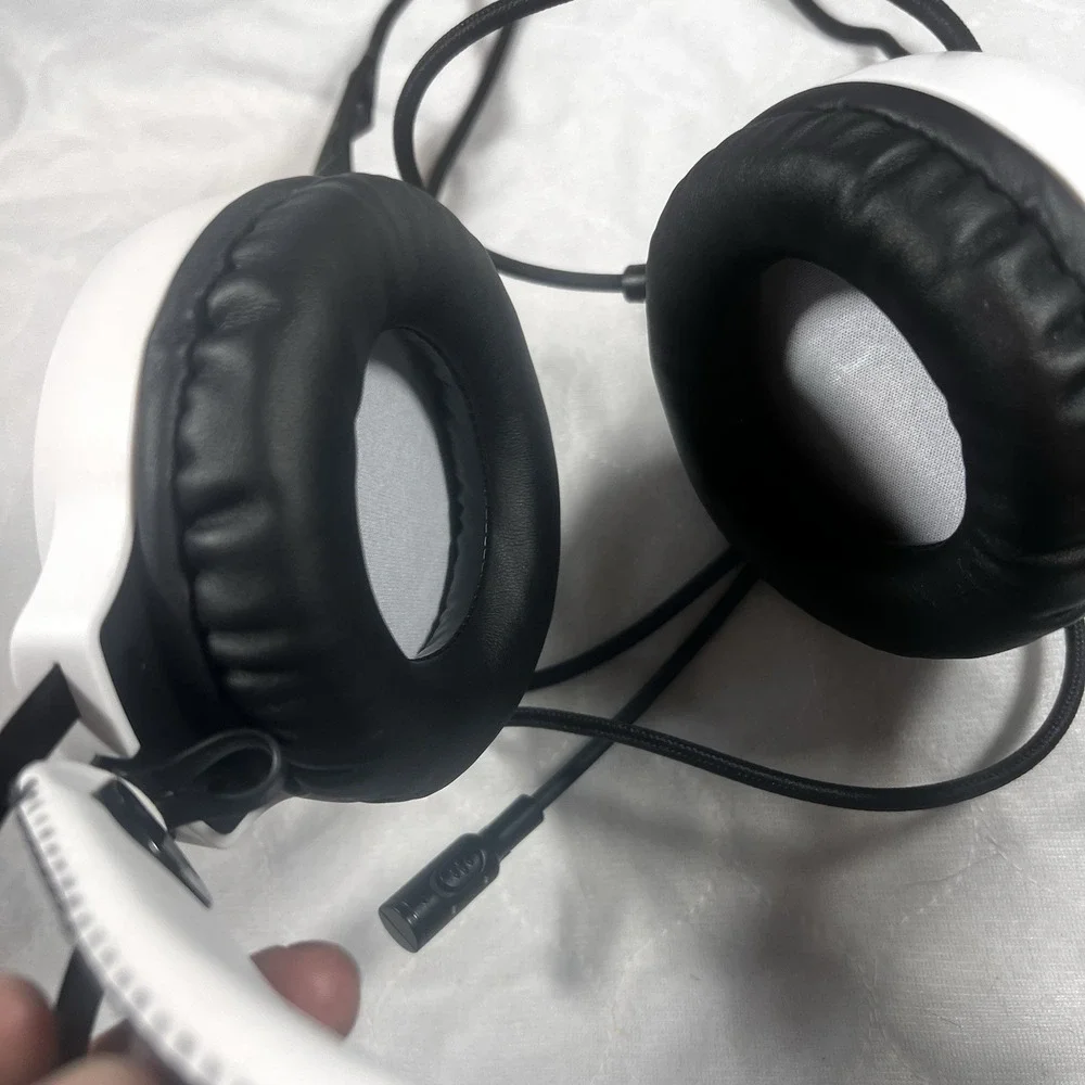 Bionik BNK Over Ear Gaming Headphones - White - TRRS 3.5mm Plug w/ Mic